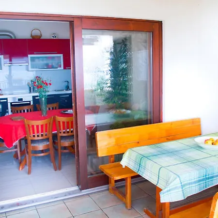 Geraeumige Mit Balkon Und Meerblick Duće